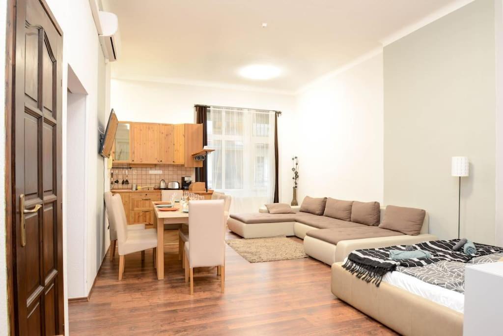Famous Kiraly Street At Large 3Br 10Ppl @ Central Budapeste Exterior foto
