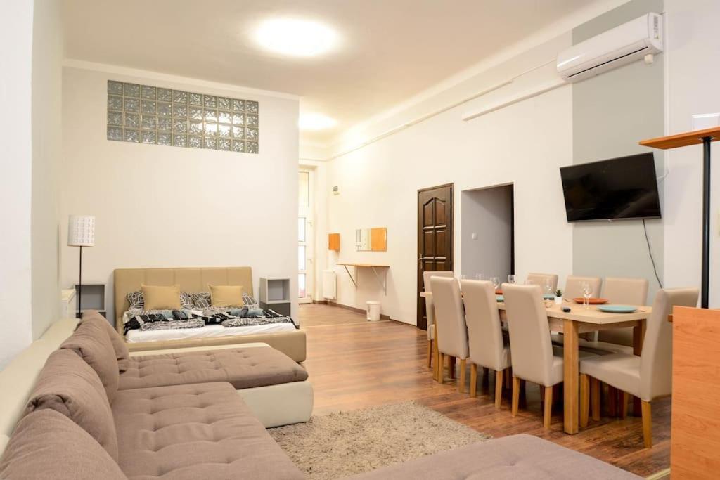 Famous Kiraly Street At Large 3Br 10Ppl @ Central Budapeste Exterior foto